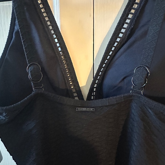 NWT Sea Level Australia Honeycomb Spliced One Piece - Black - Size 4 - Picture 8 of 9